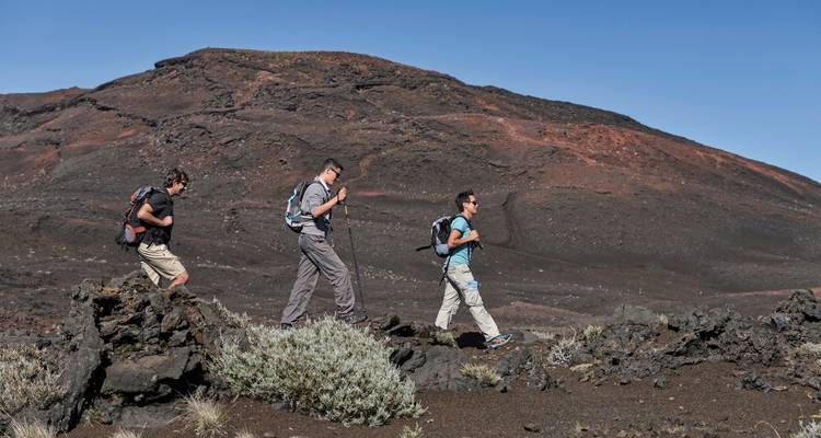 Randonneurs traversant un paysage volcanique