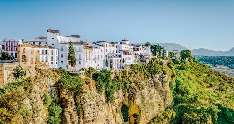 Edificios blancos encaramados en los acantilados de Ronda.