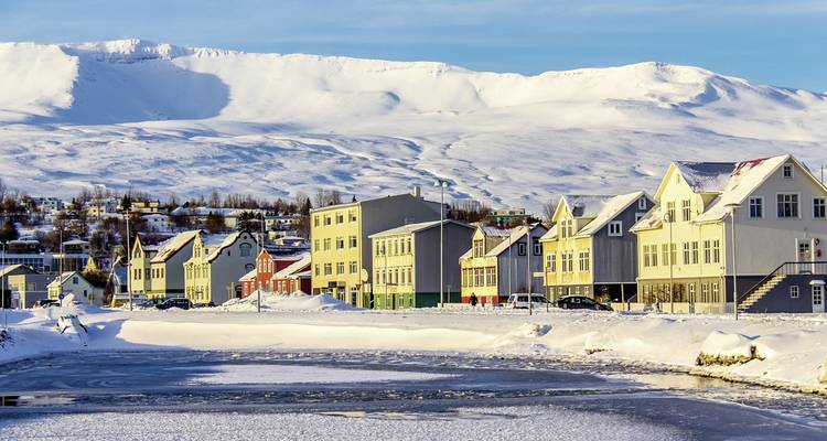 Küstenstadt mit bunten Gebäuden im Winter.