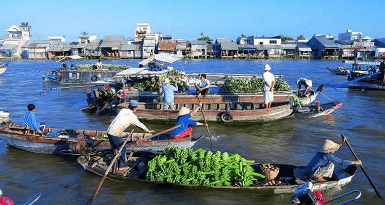 Marché flottant avec des bateaux et des gens qui font du commerce de marchandises sur la rivière.