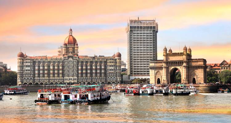 Tor von Indien und historisches Hotel mit Booten in Mumbai.