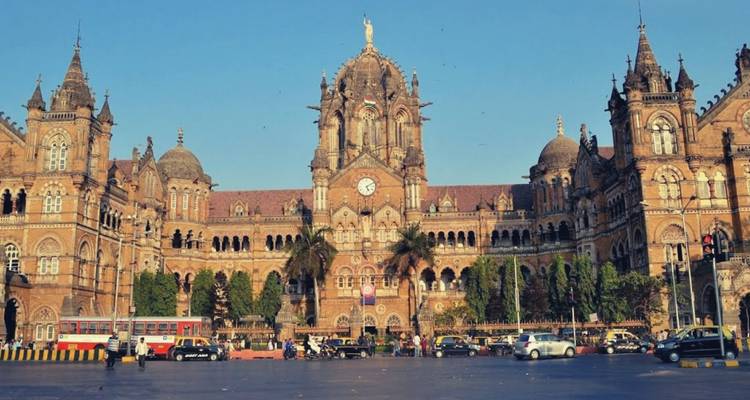 Historischer Bahnhof mit Uhrenturm in Mumbai.