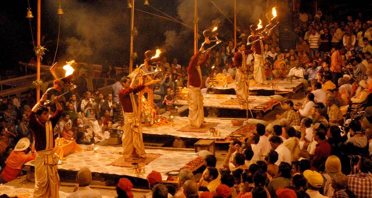 Menschen, die nachts an einem religiösen Ritual mit Flammen teilnehmen.