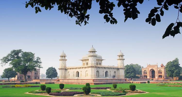 Bâtiment mausolée historique dans un jardin paysager.
