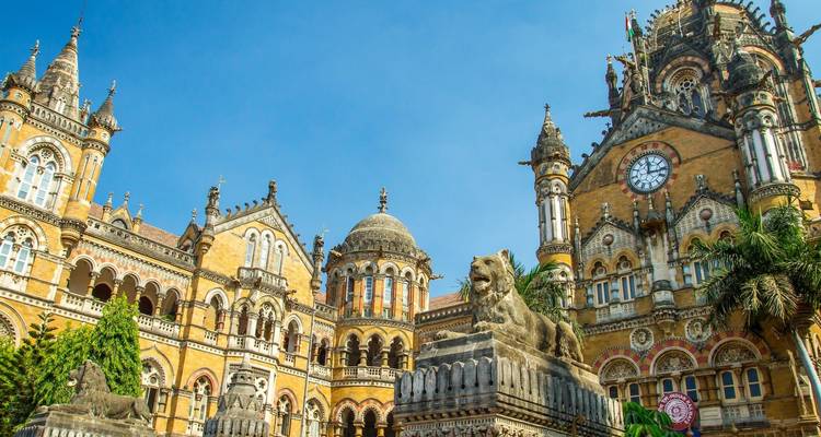 Bâtiment de la gare Chhatrapati Shivaji à Mumbai avec une sculpture de lion.