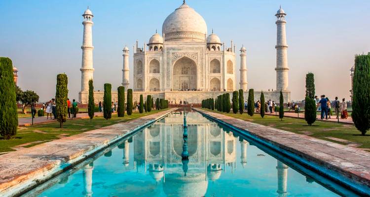Das Taj Mahal mit seiner Spiegelung in dem langen zentralen Wasserbecken.