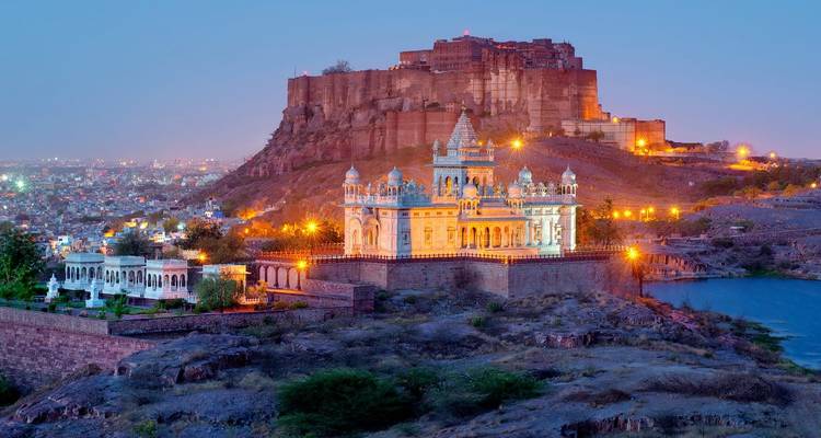Prunkvoller Mehrangarh-Fort und Jaswant Thada in der Abenddämmerung in Jodhpur.
