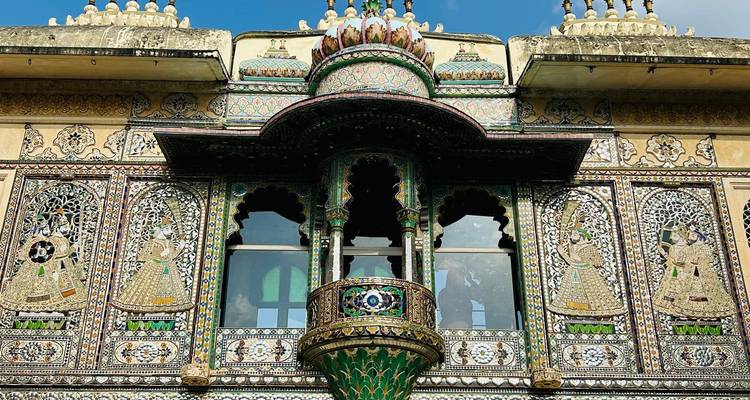 Aufwändige architektonische Details an den Wänden und dem Balkon.