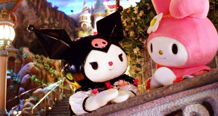 Dos personajes de dibujos animados en un parque temático.