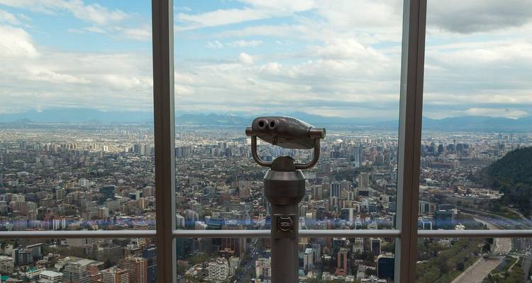 Vue depuis une tour avec un télescope surplombant un paysage urbain.