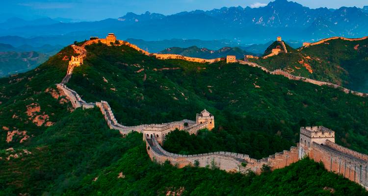 La Grande Muraille de Chine s'étend sur un paysage montagneux.