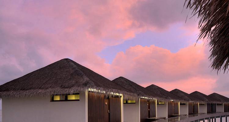 Sonnenuntergangsblick über Wasserville mit rosa Wolken.