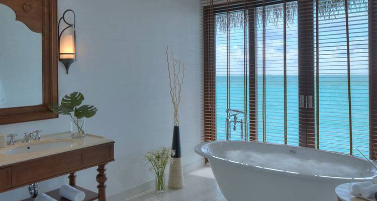 Ein luxuriöses Badezimmer mit einer freistehenden Badewanne mit Meerblick