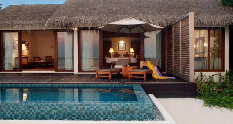 Luxusvilla mit privatem Pool und Liegestühlen auf einer Terrasse