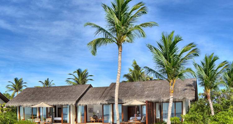 Ein ruhiges Resort mit Villen umgeben von üppigen Palmen