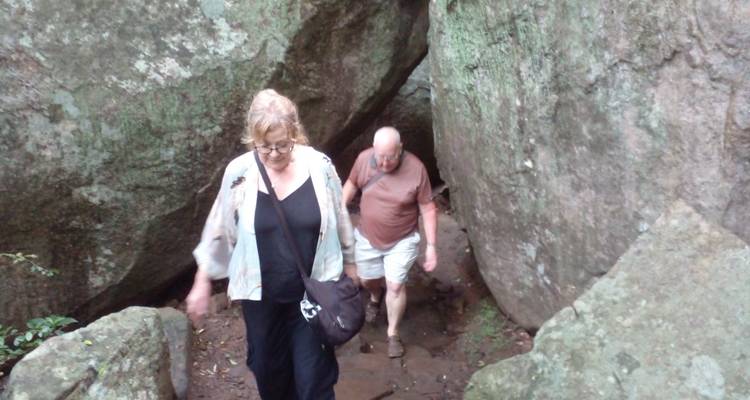 Couple âgé faisant de la randonnée à travers un terrain rocheux.