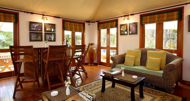 Intérieur confortable d'un chalet avec sièges et décoration.