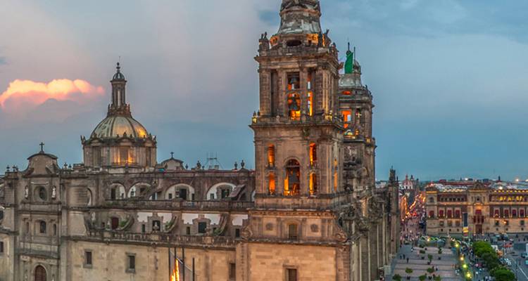 Cathédrale au crépuscule avec les lumières de la ville