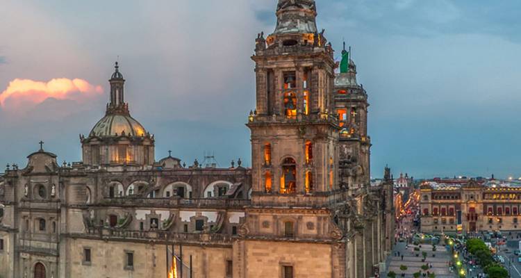 Mexico City Metropolitaanse Kathedraal die warm gloeit tegen een schemering hemel.