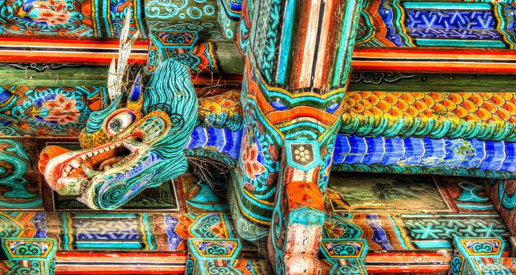 Levendig geschilderde houten tempelbalken met sierlijke draaksnijwerk in Koreaanse traditionele stijl