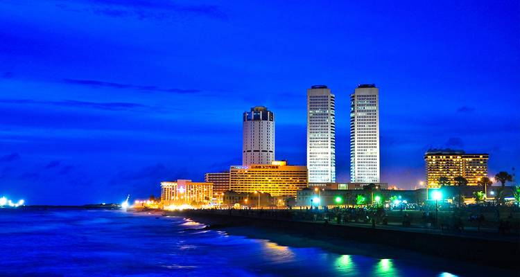 Paysage urbain de Colombo avec des bâtiments illuminés le long de la côte au crépuscule