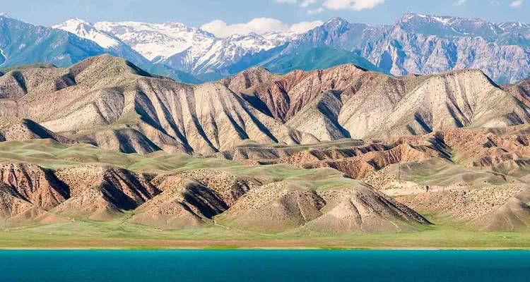 Paysage montagneux accidenté sous un ciel bleu dégagé.