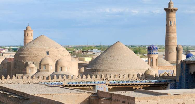 Architecture historique avec dômes et minarets dans un paysage urbain.