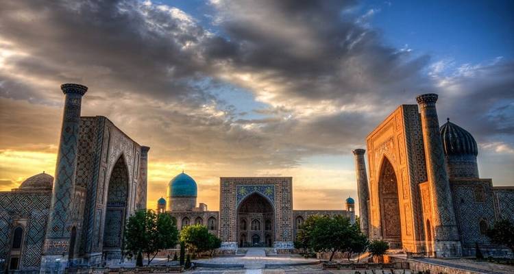 Belle mosquée avec des dômes et des motifs complexes, au coucher du soleil.