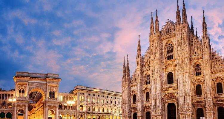 Duomo de Milan sous un ciel du soir avec des lumières.
