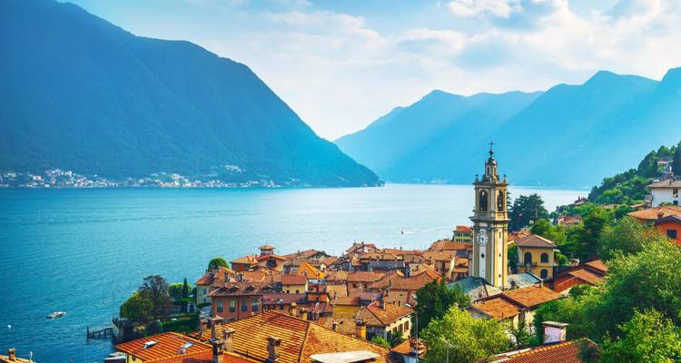 Pueblo dichoso junto a un lago con vistas a la montaña en el Lago Como.