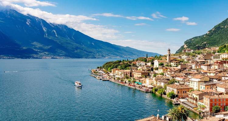 Charmante ville au bord du lac avec des montagnes en toile de fond au lac de Garde.