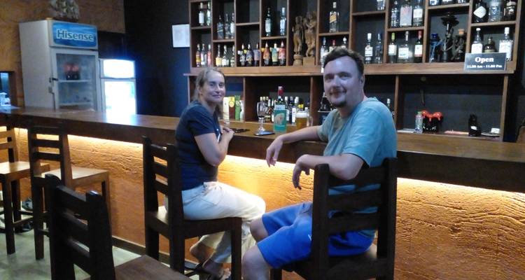 Couple assis dans un bar.
