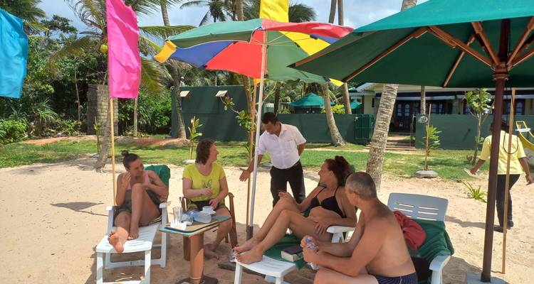 Des gens profitant d'un cadre de plage avec des parasols.
