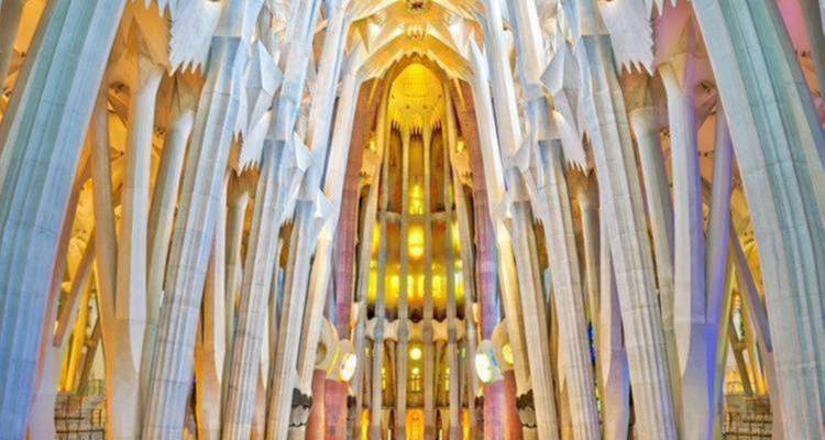 Interior intrincado de una catedral con columnas coloridas.