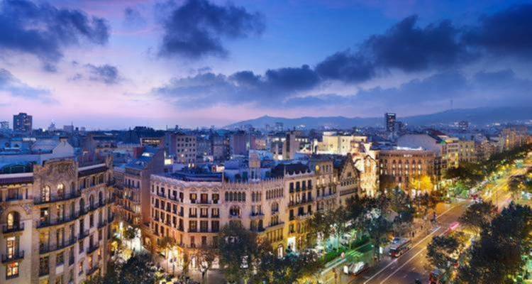 Vista aérea del horizonte de una ciudad al anochecer.