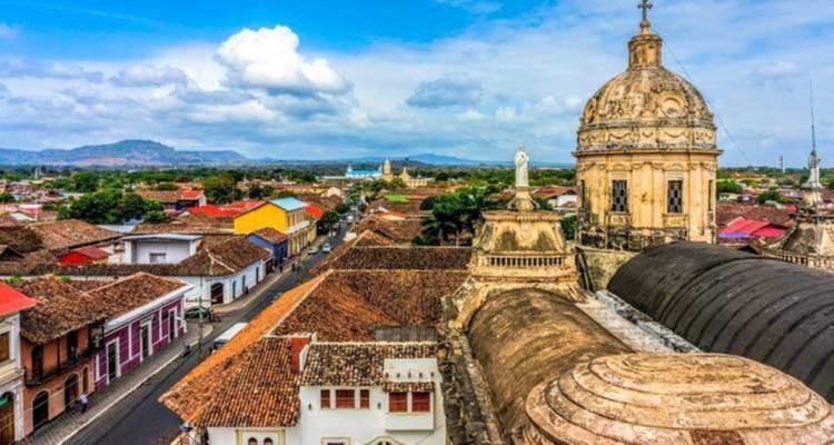 Vista de la ciudad con una gran cúpula y edificios circundantes.