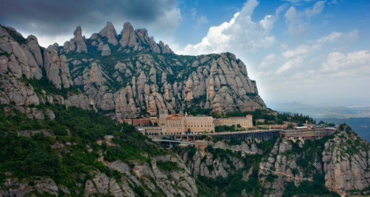 Montaña de Montserrat con un monasterio ubicado entre los picos.