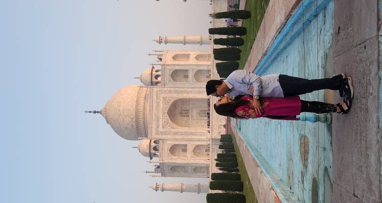 Couple posant devant le Taj Mahal.