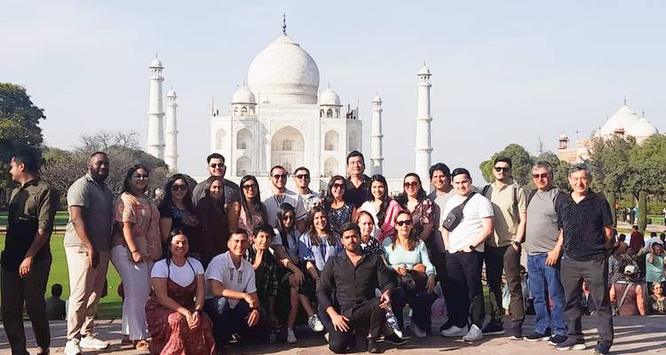 Groupe de personnes devant le Taj Mahal.