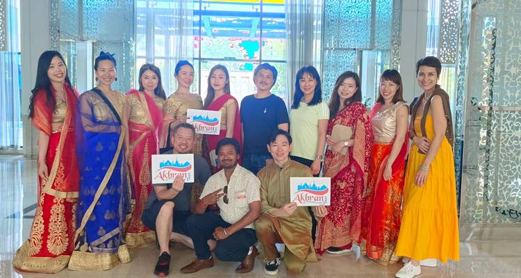 Photo de groupe avec des participants tenant des pancartes, à l'intérieur.