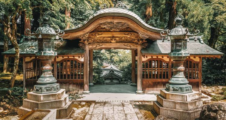 Traditioneller japanischer Schreineingang mit Steinlaternen.