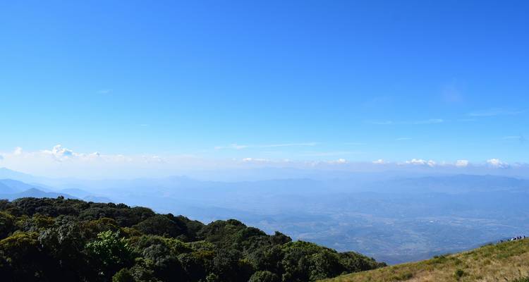 Une belle vue paysagère d'une chaîne de montagnes sous un ciel bleu clair.