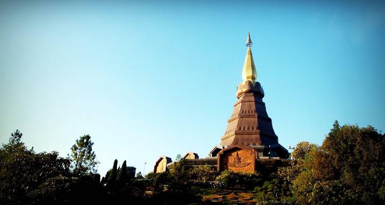 Une pagode majestueuse contre un ciel bleu clair.