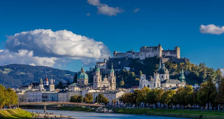 Eine historische Stadtsilhouette mit einer Festung, die den Fluss überblickt.