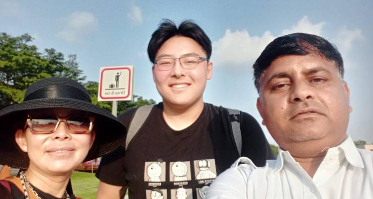 Selfie de groupe avec des voyageurs de diverses origines en Inde.