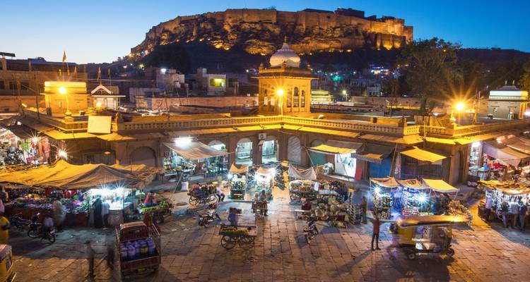 Scène de marché avec le fort de Mehrangarh en arrière-plan à Jodhpur.