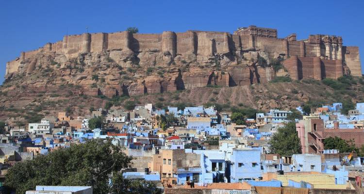 Paysage urbain de Jodhpur avec l'emblématique fort de Mehrangarh.