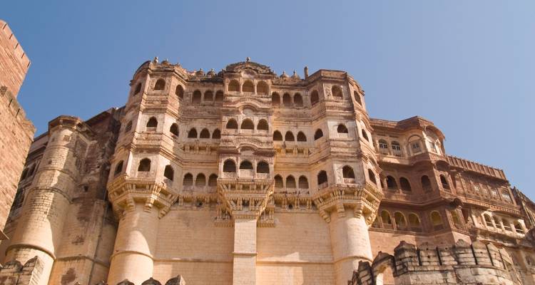 Fort ancien vu d'en bas par une journée ensoleillée.