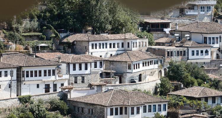 Maisons traditionnelles dans une zone vallonnée vues d'en haut.