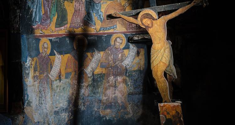 Une peinture religieuse représentant une scène de crucifixion.